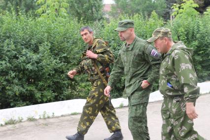 Лисичанск. Батальон `Призрак`. На снимке: один из лидеров луганского ополчения Алексей Мозговой (в центре) и командир батальона `Призрак` Александр Костин (справа).