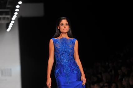 Москва. Российская Неделя моды `Mercedes-Benz Fashion Week Russia`. `Мисс Тенериф 2013` Патрисия Юрена Родригес (Испания) во время показа коллекции Tony Ward by Atelier Crocus Couture в ЦВЗ `Манеж`.