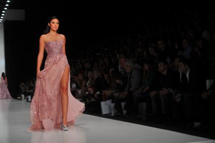 Москва. Российская Неделя моды `Mercedes-Benz Fashion Week Russia`.   `Мисс Ливан 2013` Карен Грави во время показа коллекции Tony Ward by Atelier Crocus Couture в ЦВЗ `Манеж`.