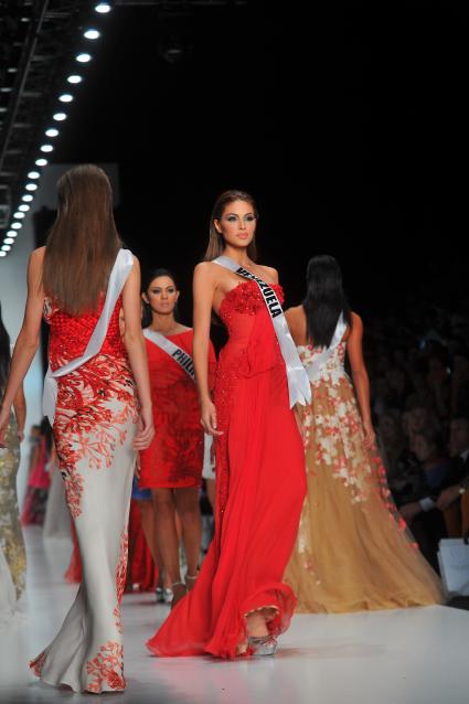 Москва. Российская Неделя моды `Mercedes-Benz Fashion Week Russia`. `Мисс Венесуэла 2013` Габриэла Ислер во время показа коллекции Tony Ward by Atelier Crocus Couture в ЦВЗ `Манеж`.