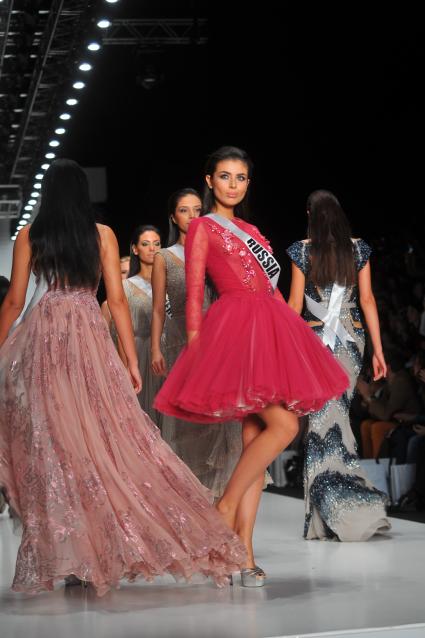 Москва. Российская Неделя моды `Mercedes-Benz Fashion Week Russia`. `Мисс Россия 2013` Эльмира Абдразакова во время показа коллекции Tony Ward by Atelier Crocus Couture в ЦВЗ `Манеж`.
