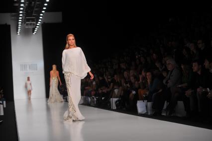 Москва. Российская Неделя моды `Mercedes-Benz Fashion Week Russia`.  `Мисс Бельгия 2013` Ноэми Хаппарт во время показа коллекции Tony Ward by Atelier Crocus Couture в ЦВЗ `Манеж`.