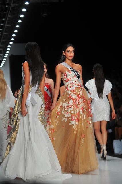 Москва. Российская Неделя моды `Mercedes-Benz Fashion Week Russia`. `Мисс Панама 2013` Каролина Брид во время показа коллекции Tony Ward by Atelier Crocus Couture в ЦВЗ `Манеж`.