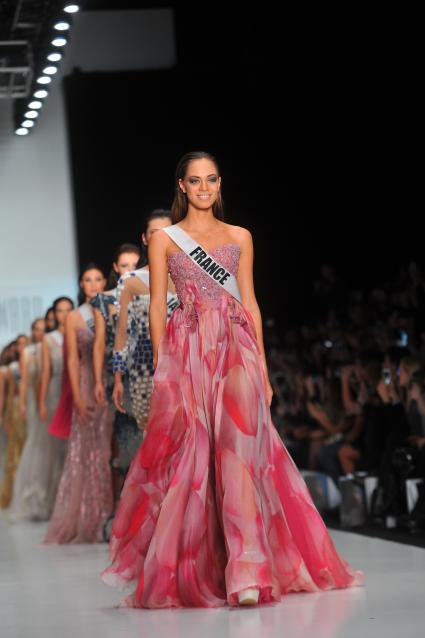 Москва. Российская Неделя моды `Mercedes-Benz Fashion Week Russia`. `Мисс Франция 2013` Хинарани Мари де Лонжо во время показа коллекции Tony Ward by Atelier Crocus Couture в ЦВЗ `Манеж`.