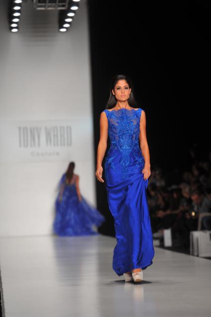 Москва. Российская Неделя моды `Mercedes-Benz Fashion Week Russia`. `Мисс Тенериф 2013` Патрисия Юрена Родригес (Испания) во время показа коллекции Tony Ward by Atelier Crocus Couture в ЦВЗ `Манеж`.