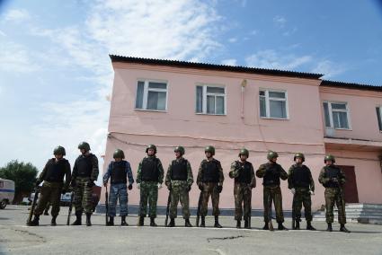 Сотрудники полиции отряда ОМОН, перед началом проведения квалификационного испытания на право ношения Черного берета. База ОМОН. Екатеринбург