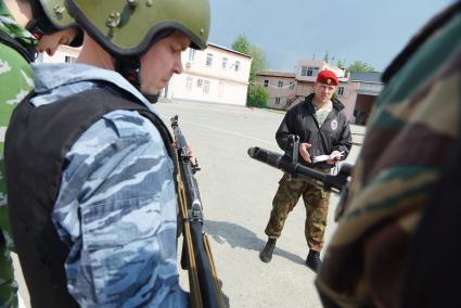 Сотрудники полиции отряда ОМОН, перед началом проведения квалификационного испытания на право ношения Черного берета. База ОМОН. Екатеринбург