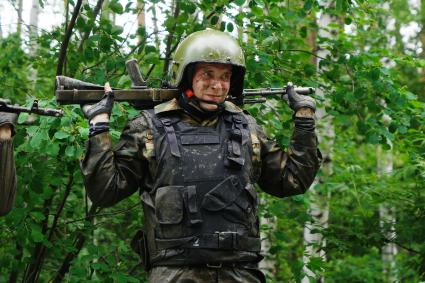 Сотрудники полиции отряда ОМОН, во время прохождения квалификационного испытания на право ношения Черного берета. База ОМОН. Екатеринбург