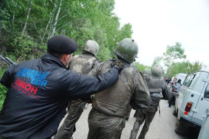 Сотрудники полиции отряда ОМОН, во время прохождения квалификационного испытания на право ношения Черного берета. База ОМОН. Екатеринбург