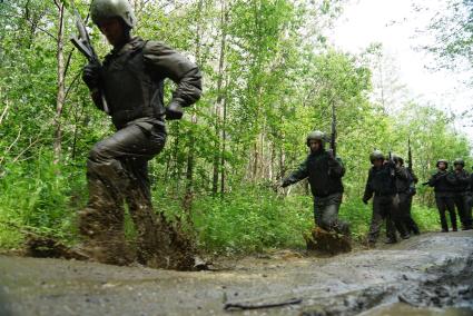 Сотрудники полиции отряда ОМОН, во время прохождения квалификационного испытания на право ношения Черного берета. База ОМОН. Екатеринбург