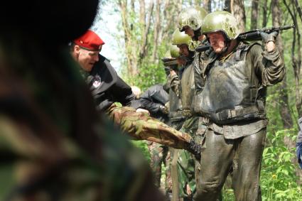 Сотрудники полиции отряда ОМОН, во время прохождения квалификационного испытания на право ношения Черного берета. База ОМОН. Екатеринбург