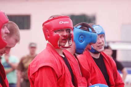 Сотрудники полиции отряда ОМОН, во время прохождения квалификационного испытания на право ношения Черного берета. Рукопашный бой. База ОМОН. Екатеринбург