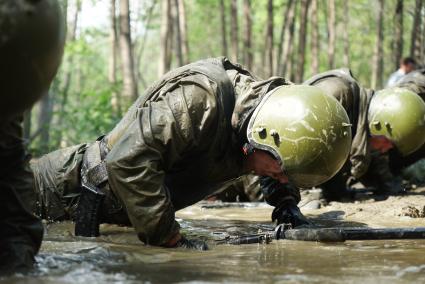 Сотрудники полиции отряда ОМОН, во время прохождения квалификационного испытания на право ношения Черного берета. База ОМОН. Екатеринбург