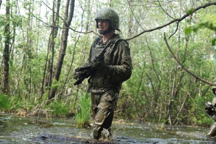 Сотрудники полиции отряда ОМОН, во время прохождения квалификационного испытания на право ношения Черного берета. База ОМОН. Екатеринбург