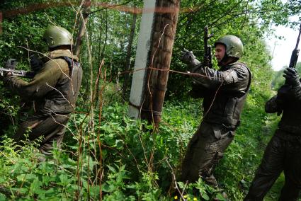 Сотрудники полиции отряда ОМОН, во время прохождения квалификационного испытания на право ношения Черного берета. База ОМОН. Екатеринбург