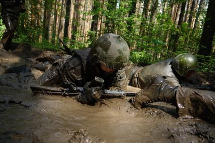 Сотрудники полиции отряда ОМОН, во время прохождения квалификационного испытания на право ношения Черного берета. База ОМОН. Екатеринбург