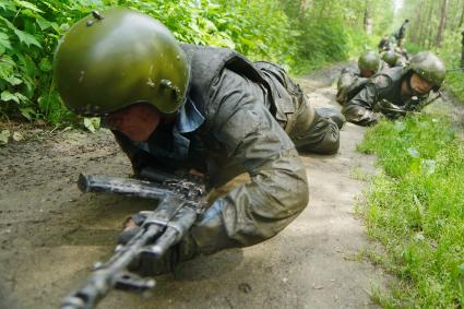 Сотрудники полиции отряда ОМОН, во время прохождения квалификационного испытания на право ношения Черного берета. База ОМОН. Екатеринбург