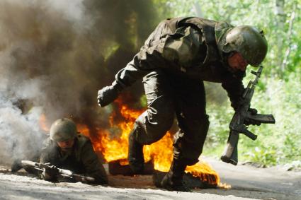 Сотрудники полиции отряда ОМОН, во время прохождения квалификационного испытания на право ношения Черного берета. Екатеринбург