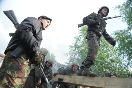 Сотрудники полиции отряда ОМОН, во время прохождения квалификационного испытания на право ношения Черного берета. Екатеринбург