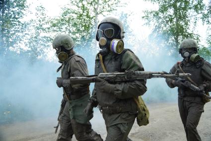 Сотрудники полиции отряда ОМОН, во время прохождения квалификационного испытания на право ношения Черного берета. Екатеринбург