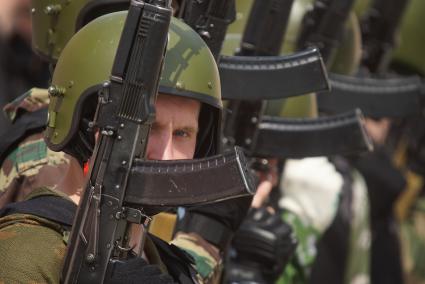 Сотрудники полиции отряда ОМОН, перед началом проведения квалификационного испытания на право ношения Черного берета. База ОМОН. Екатеринбург