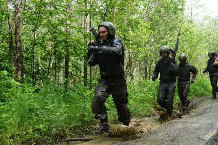 Сотрудники полиции отряда ОМОН, во время прохождения квалификационного испытания на право ношения Черного берета. База ОМОН. Екатеринбург