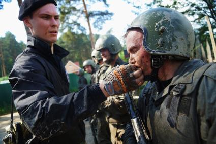 Сотрудники полиции отряда ОМОН, во время прохождения квалификационного испытания на право ношения Черного берета. Екатеринбург