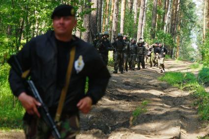 Сотрудники полиции отряда ОМОН, во время прохождения квалификационного испытания на право ношения Черного берета. База ОМОН. Екатеринбург