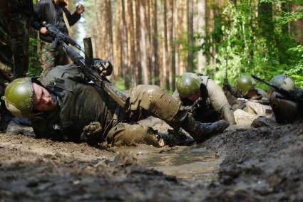 Сотрудники полиции отряда ОМОН, во время прохождения квалификационного испытания на право ношения Черного берета. База ОМОН. Екатеринбург