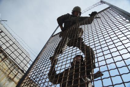 Сотрудники полиции отряда ОМОН, во время прохождения квалификационного испытания на право ношения Черного берета. Екатеринбург