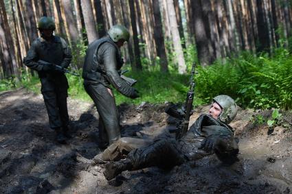 Сотрудники полиции отряда ОМОН, во время прохождения квалификационного испытания на право ношения Черного берета. База ОМОН. Екатеринбург