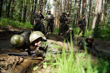 Сотрудники полиции отряда ОМОН, во время прохождения квалификационного испытания на право ношения Черного берета. База ОМОН. Екатеринбург