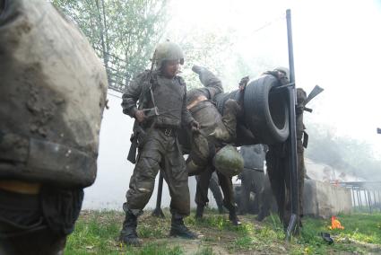 Сотрудники полиции отряда ОМОН, во время прохождения квалификационного испытания на право ношения Черного берета. Екатеринбург