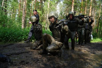 Сотрудники полиции отряда ОМОН, во время прохождения квалификационного испытания на право ношения Черного берета. База ОМОН. Екатеринбург