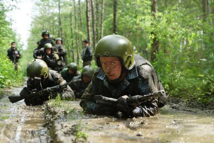 Сотрудники полиции отряда ОМОН, во время прохождения квалификационного испытания на право ношения Черного берета. База ОМОН. Екатеринбург