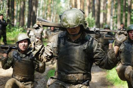 Сотрудники полиции отряда ОМОН, во время прохождения квалификационного испытания на право ношения Черного берета. База ОМОН. Екатеринбург