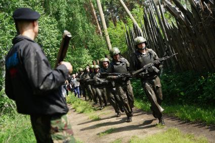 Сотрудники полиции отряда ОМОН, во время прохождения квалификационного испытания на право ношения Черного берета. База ОМОН. Екатеринбург