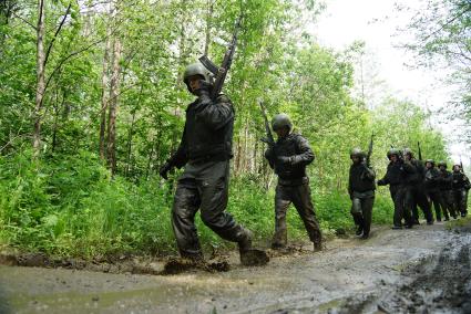 Сотрудники полиции отряда ОМОН, во время прохождения квалификационного испытания на право ношения Черного берета. База ОМОН. Екатеринбург