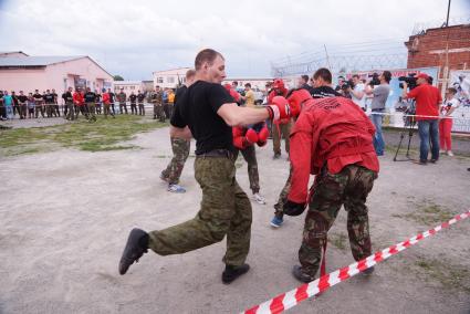 Сотрудники полиции отряда ОМОН, во время прохождения квалификационного испытания на право ношения Черного берета. Рукопашный бой. База ОМОН. Екатеринбург