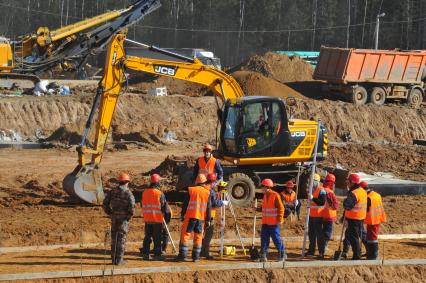 Московская область, г. Кубинка. Строительство парка `Патриот` к выставке `Армия-2015`.