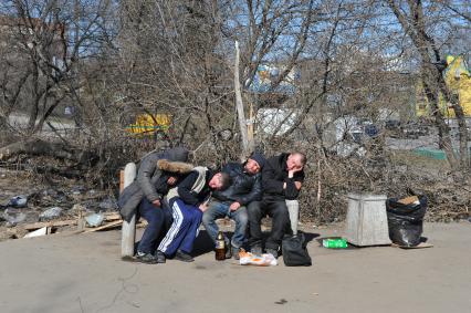 Московская область, г. Кубинка. Люди без определенного места жительства спят на скамейке.