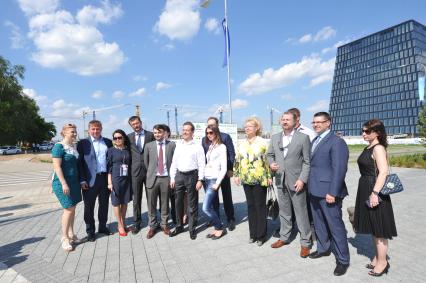 Москва. Председатель правительства РФ Дмитрий Медведев (в центре)  во время осмотра экспозиции инновационного центра Олимпийского комитета России на площадке конференции Startup Village на территории инновационного центра `Сколково`.