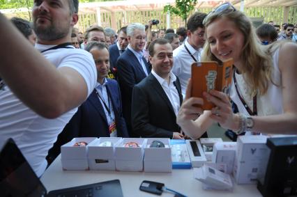 Москва. Заместитель председателя правительства РФ Аркадий Дворкович, мэр Москвы Сергей Собянин и председатель правительства РФ Дмитрий Медведев (слева направо) во время осмотра выставки прототипов и образцов инновационной продукции на площадке международной конференции на территории инновационного центра `Сколково`.