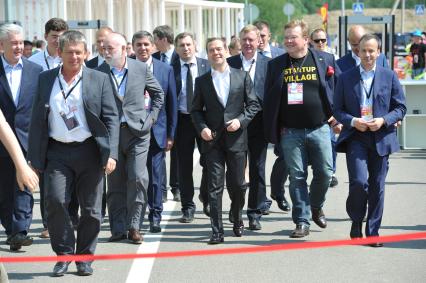 Москва. Мэр Москвы Сергей Собянин (слева), президент фонда `Сколково`, председатель совета директоров группы компаний `Ренова` Виктор Вексельберг (третий слева), председатель правительства РФ Дмитрий Медведев (в центре), председатель правления ООО `УК \"Роснано` Анатолий Чубайс, советник президента фонда `Сколково` Пекка Вильякайнен и pаместитель председателя правительства РФ Аркадий Дворкович на площадке международной конференции Startup Village в `Сколково`.