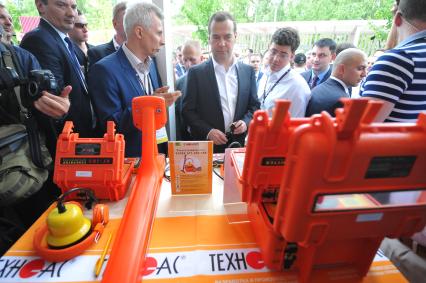 Москва. Председатель правительства РФ Дмитрий Медведев (в центре) во время осмотра строительства на территории Кампус-парка в инновационном центре `Сколково`.