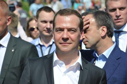 Москва. Председатель правительства РФ Дмитрий Медведев во время осмотра экспозиции инновационного центра Олимпийского комитета России на площадке конференции Startup Village на территории инновационного центра `Сколково`.