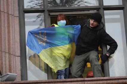 Евромайдан. Сторонники евроинтеграции Украины в здании городской государственной администрации.