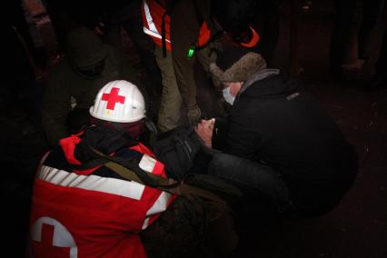 Евромайдан. Врачи оказывают помощь одному из участников митинга евроинтеграции Украины, пострадавшему в результате столкновений с сотрудниками спецподразделений милиции на площади Независимости.