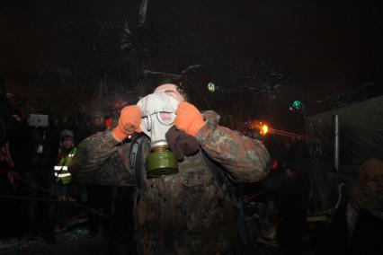 Евромайдан. Сторонники евроинтеграции Украины и сотрудники спецподразделений милиции во время столкновений на площади Независимости.