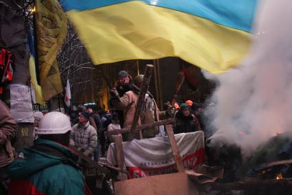 Евромайдан. Сторонники евроинтеграции Украины и сотрудники спецподразделений милиции во время столкновений на площади Независимости.